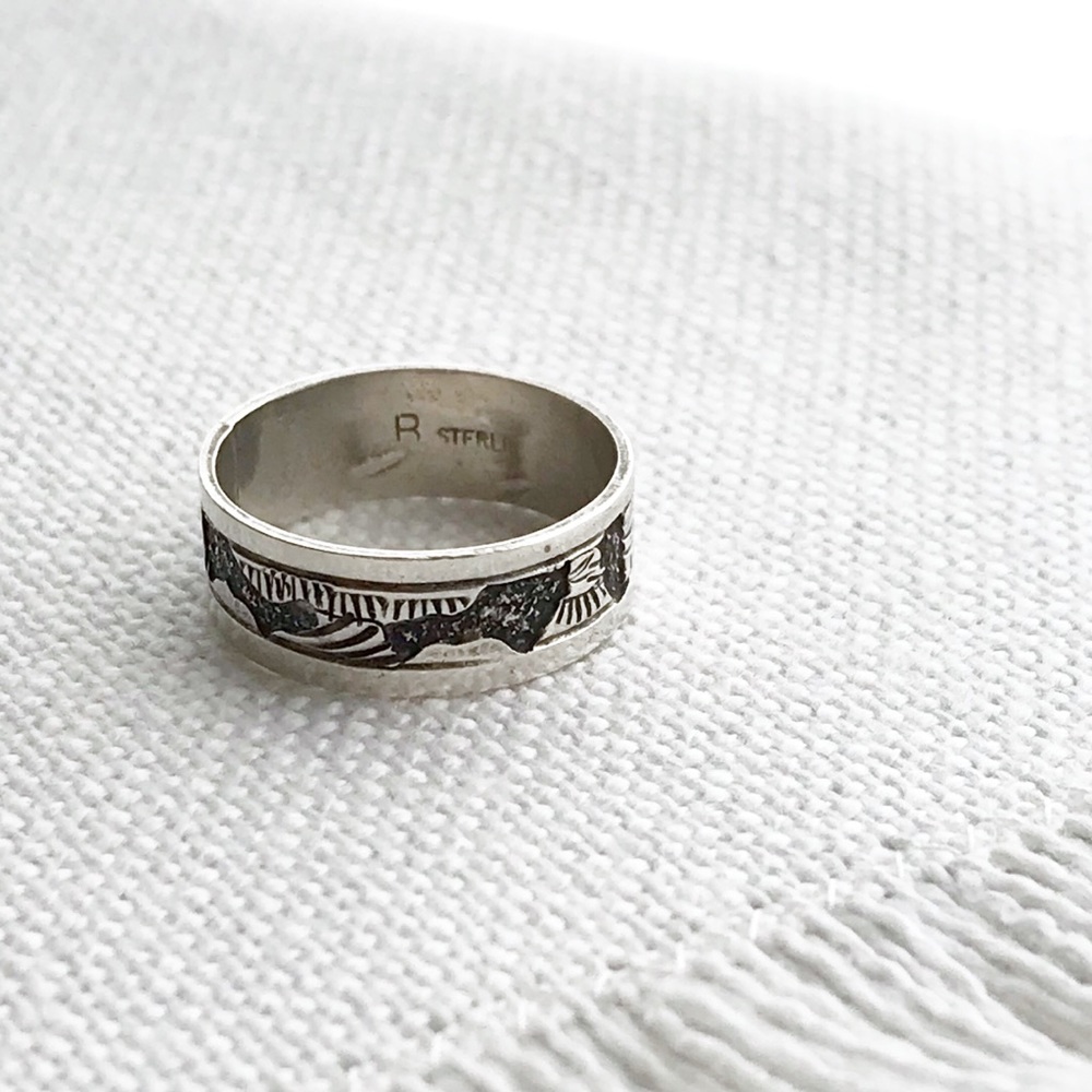 VINTAGE Native Sterling Storyteller Band Ring 7.25 - Picture 3 of 6